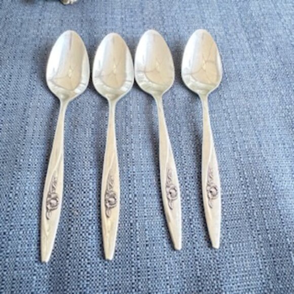 🌸 Vintage Oneidacraft Deluxe Stainless Teaspoon Set (4) – Floral Scroll - Picture 1 of 5